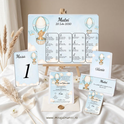 Set papetărie botez cu ursuleț în balon cu aer cald și nori, bleu, cod B.3-20003: opis pe șevalet, invitație tipărită pe plic cu sigiliu, meniu tip carte, număr de masă, plic de bani personalizat cu numele Matei și invitația digitală pe telefon