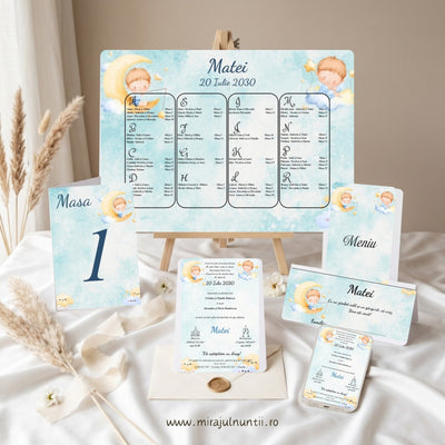 Set papetărie botez Bebeluși pe Nori și Steluțe B.8-20008: opis pe șevalet, număr de masă, invitație tipărită, meniu tip carte, plic de bani personalizat Matei și invitație digitală pe telefon