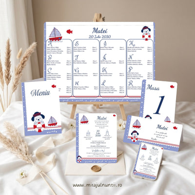 Set papetărie de botez B. 7506 Cățeluș Marinar și Bărcuță cu Pânze: invitație tipărită și digitală, plic de bani, meniu tip carte, număr de masă și opis, cu bandă bleu cu stele și dungi roșii