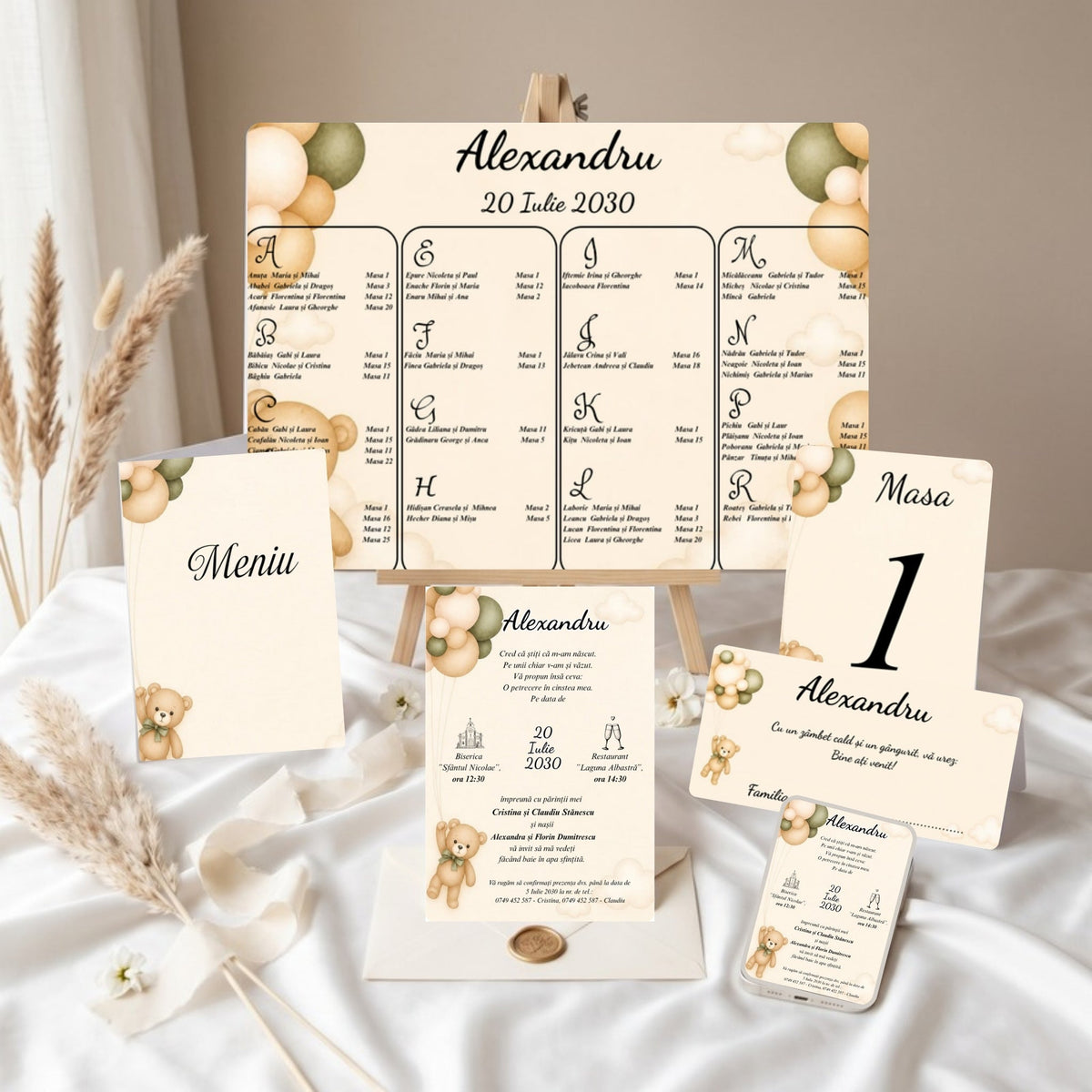 Set papetărie botez cod B. 9002 cu ursuleț, baloane și nori: opis pe șevalet, meniu tip carte, invitație tipărită pe plic cu sigiliu, număr de masă, plic de bani personalizat și invitație digitală pe telefon