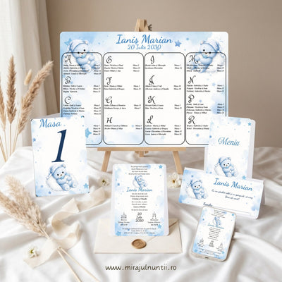 Set papetărie botez Ursuleț cu Biberon și Steluțe, bleu, cod B.32-20032: opis pe șevalet, invitație tipărită pe plic cu sigiliu, meniu tip carte, număr de masă, plic de bani personalizat Ianis Marian și invitație digitală pe telefon