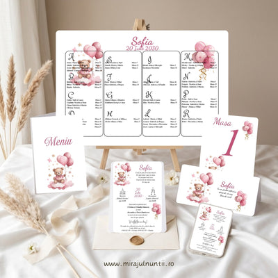 Set papetărie botez Ursuleț pe Nor și Baloane Roz, cod B.33-20033: opis, meniu tip carte, număr de masă, invitație tipărită, plic de bani personalizat și invitație digitală pe telefon