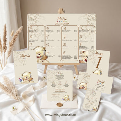Set papetărie de botez B. 7614 Ursuleț Pictor și Harta Lumii: invitație tipărită și digitală, plic de bani, meniu tip carte, număr de masă și opis, pe fond crem cu harta lumii, ursuleț pictor și buline colorate