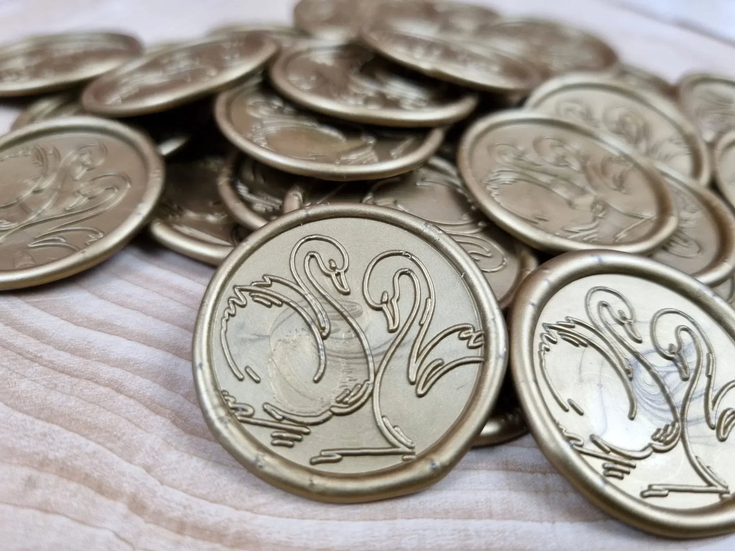 Sigilii din ceară naturală - model Auriu Lebede