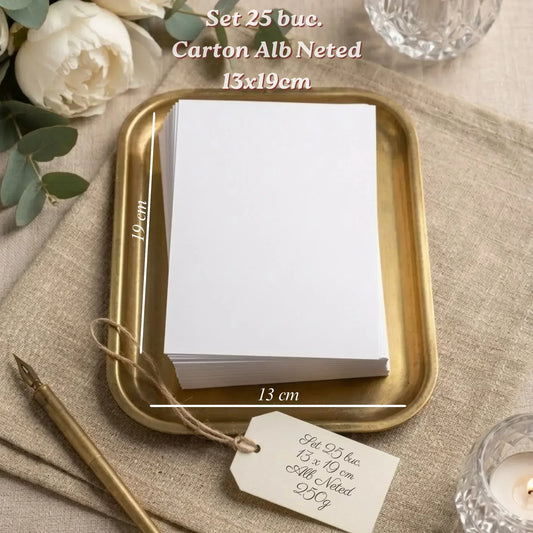 Set 25 bucăți carton alb neted 250g cu dimensiunea 13x19cm, ideal pentru invitații de nuntă și meniuri elegante, prezentat pe o tavă aurie.