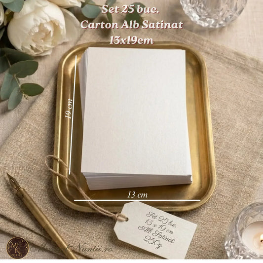 Set 25 bucăți carton alb satinat 250g pentru invitații de nuntă, expus elegant pe o tavă aurie lângă accesorii de lux.
