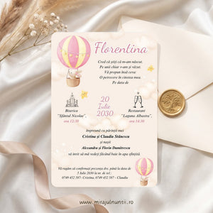 Invitație de botez cod Magnific B.4-20004 pe carton, cu fundal crem-piersică rozaliu, baloane cu aer cald cu dungi roz și galbene, iepuraș alb în coș, steluțe galbene zâmbitoare și nori crem, numele Florentina scris caligrafic cu roz, pe un plic crem cu sigiliu auriu