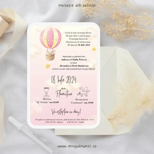 Invitație de botez cod Magnific B.4-20004 pe carton alb satinat, cu balon cu aer cald roz, steluțe și fundal în acuarelă roz pal.