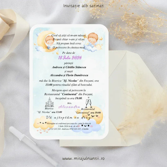 Invitație de botez cod Magnific B.8-20008 pe carton alb satinat, cu bebeluși care dorm pe nori, steluțe și acuarelă pastel bleu și galben.