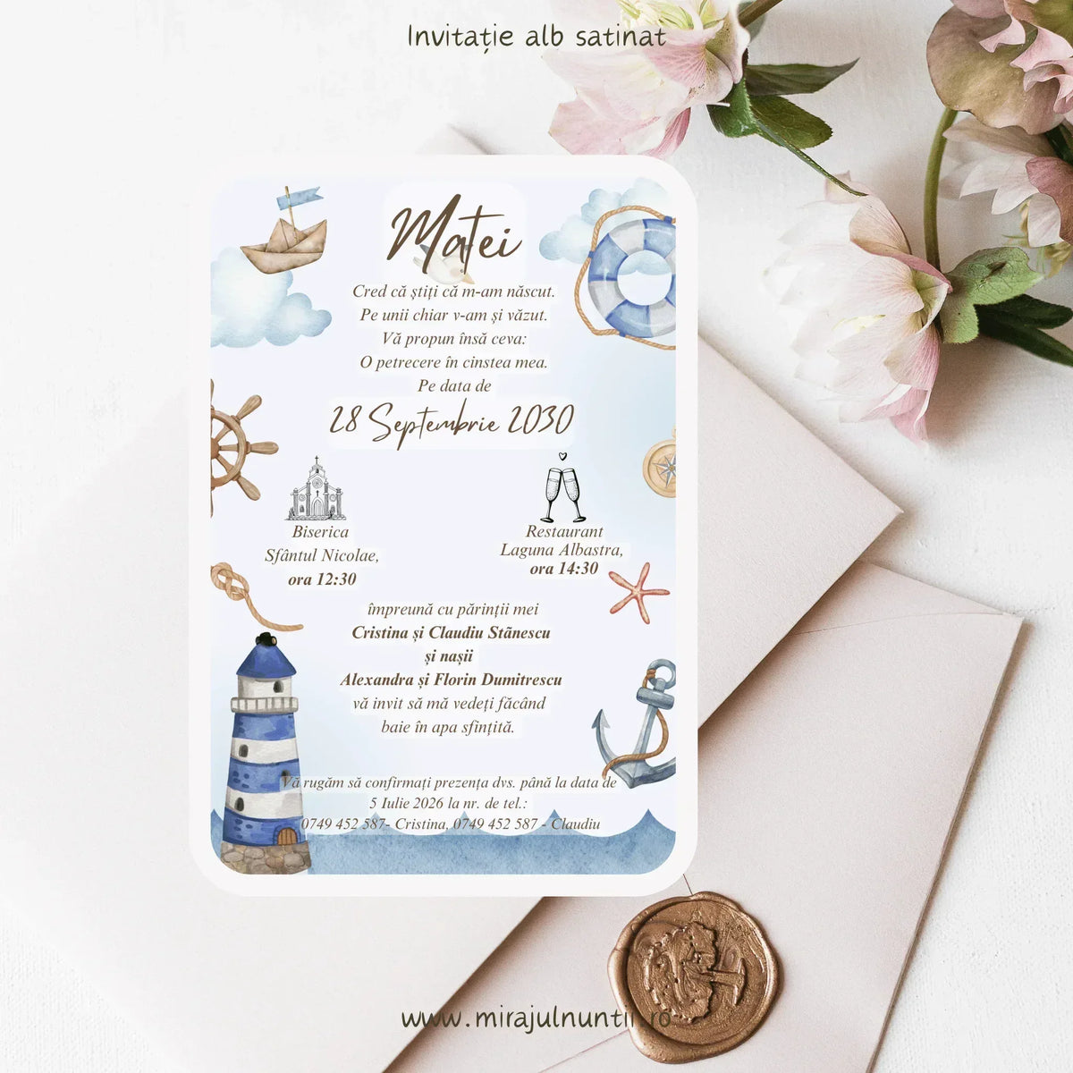 Invitație de botez cod Magnific B.25-20025 cu numele micuțului scris caligrafic cu albastru, lângă o bărcuță și un colac de salvare.