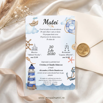 Invitație de botez tipărită cod B.25-20025 cu numele Matei, bărcuță de hârtie, colac de salvare, cârmă, stea de mare, far în dungi și ancoră, lângă un plic crem cu sigiliu auriu