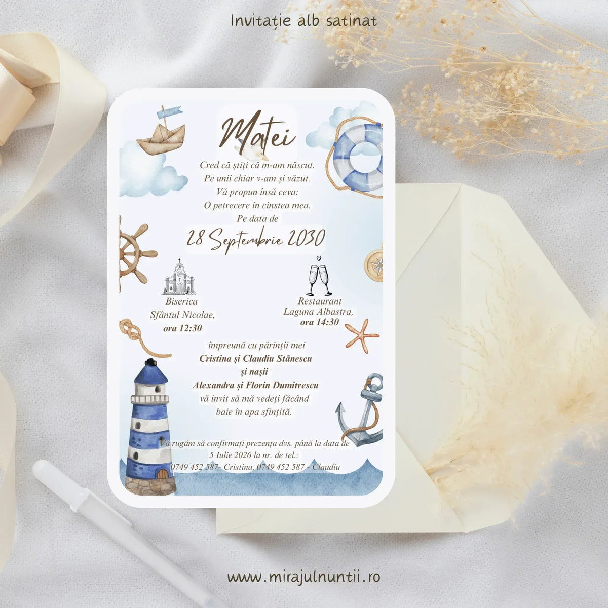 Invitație de botez cod Magnific B.25-20025 pe carton alb satinat, cu temă maritimă: far, ancoră, cârmă, colac de salvare și bărcuță.