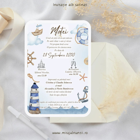 Invitație de botez cod Magnific B.25-20025 pe carton alb satinat, cu temă maritimă: far, ancoră, cârmă, colac de salvare și bărcuță.
