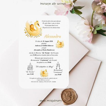 Invitație de botez cod Magnific B.19-20019 cu numele micuțului scris caligrafic cu auriu, sub lebădă.