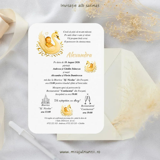 Invitație de botez cod Magnific B.19-20019 pe carton alb satinat, cu lebădă cu coroniță care poartă un bebeluș adormit, în galben și auriu.