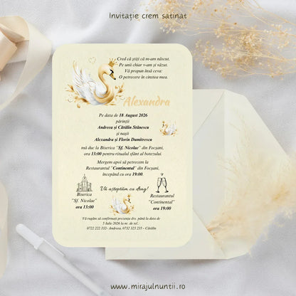 Invitație de botez cod Magnific B.17-20017 cu lebădă albă cu coroniță, încadrată de volute aurii.