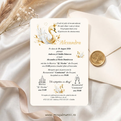 Invitație de botez cod Magnific B.17-20017 tipărită pe fundal crem, cu lebădă albă cu coroniță aurie, frunze aurii, numele Alexandra scris caligrafic cu auriu, biserică și pahare de șampanie desenate, lângă plic și sigiliu auriu