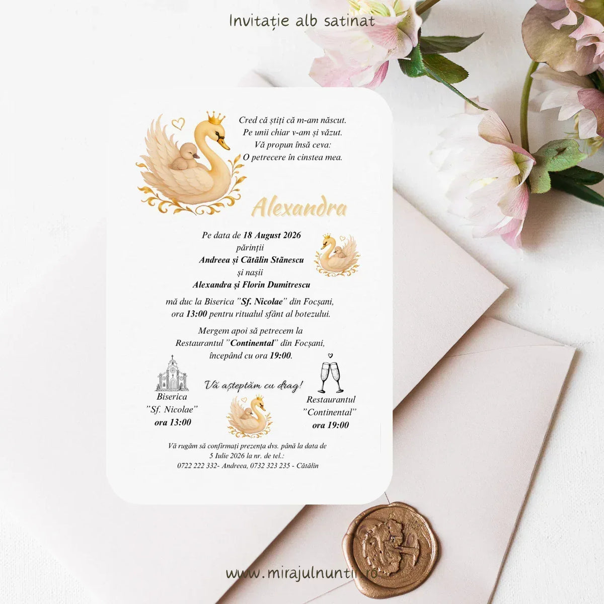 Invitație de botez cod Magnific B.18-20018 cu numele micuței scris caligrafic cu auriu, sub lebădă.