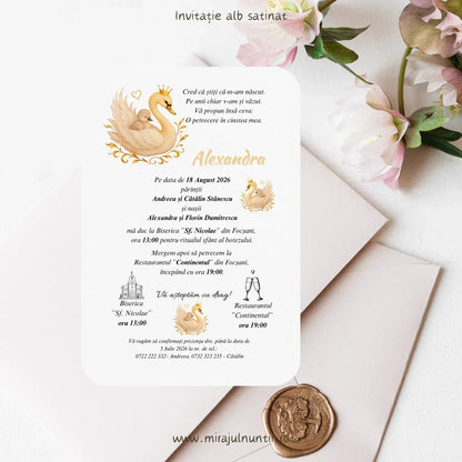 Invitație de botez cod Magnific B.18-20018 cu numele micuței scris caligrafic cu auriu, sub lebădă.