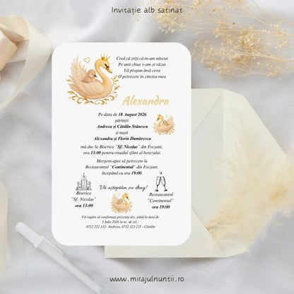 Invitație de botez cod Magnific B.18-20018 pe carton alb satinat, cu lebădă cu coroniță care poartă un pui de lebădă, în crem și auriu.