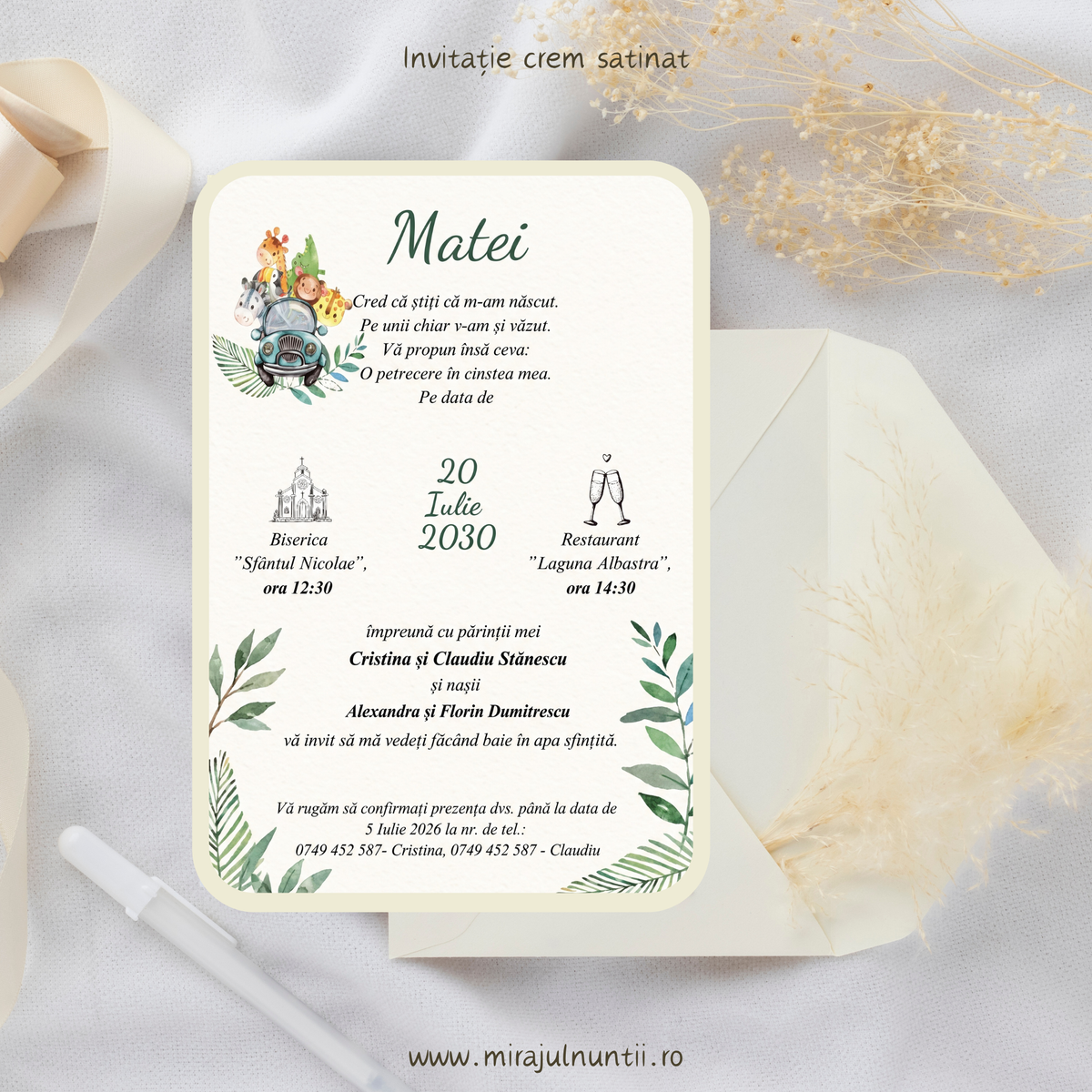 Invitație de botez cod Magnific B. 7600 cu girafă, zebră, tucan, maimuțică și leu într-o mașinuță vintage, printre frunze verzi.