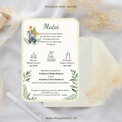 Invitație de botez cod Magnific B. 7600 cu girafă, zebră, tucan, maimuțică și leu într-o mașinuță vintage, printre frunze verzi.