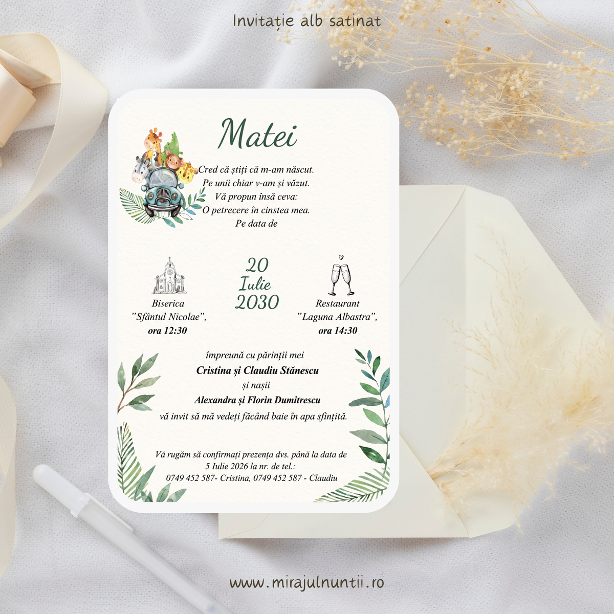 Invitație de botez cod Magnific B. 7600 cu mașinuță vintage turcoaz plină de animăluțe safari, frunze tropicale în acuarelă verde și numele micuțului scris caligrafic.