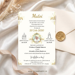 Invitație de botez tipărită B.35-20035 pe carton ivoriu, cu numele Matei auriu, medalion auriu cu fotografia bebelușului și ornamente filigranate aurii în colțuri, alături de un plic și un sigiliu auriu