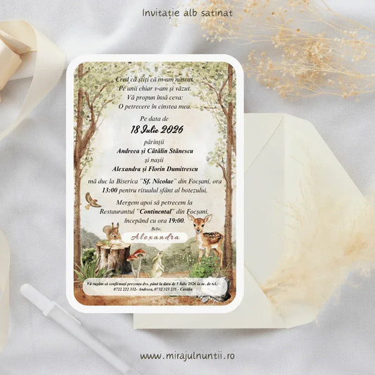 Invitație de botez cod Magnific B.10-20010 pe carton alb satinat, cu pădure în acuarelă, pui de căprioară și păsărică.