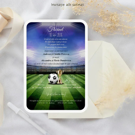 Invitație de botez cod Magnific B.6-20006 pe carton alb satinat, cu stadion de fotbal noaptea, minge și cupă aurie.