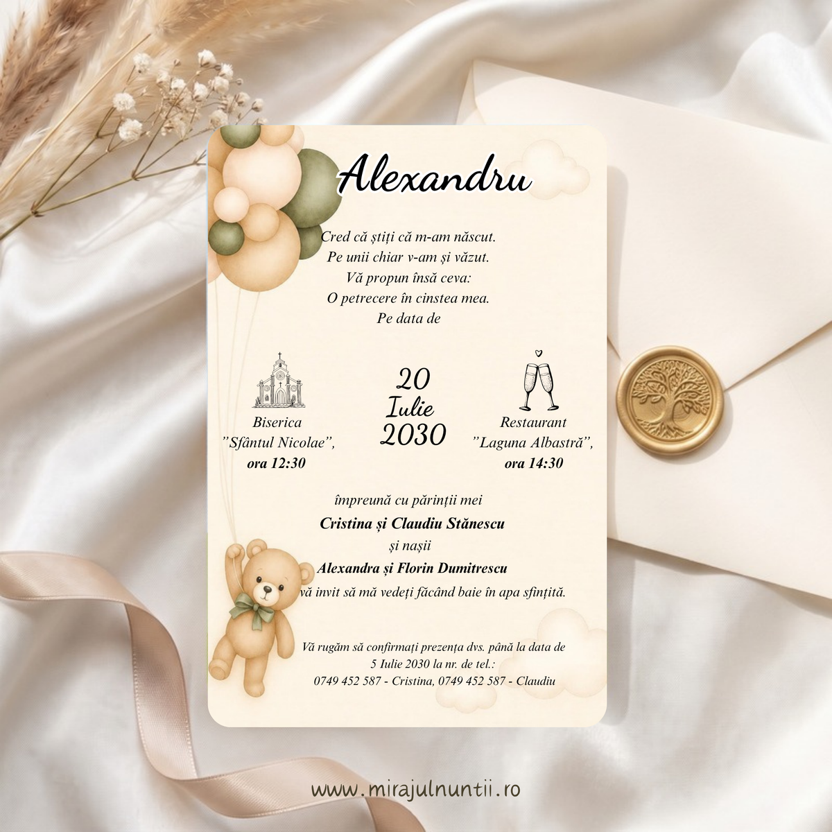 Invitație de botez cod Magnific B. 9002 cu ursuleț care ține un buchet de baloane bej, crem și verde oliv, nori crem și textul invitației pe fundal ivoriu, alături de plic și sigiliu auriu.