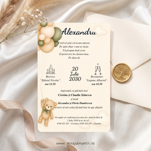Invitație de botez cod Magnific B. 9002 cu ursuleț care ține un buchet de baloane bej, crem și verde oliv, nori crem și textul invitației pe fundal ivoriu, alături de plic și sigiliu auriu.