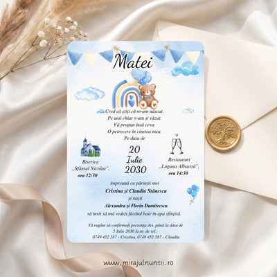 Invitație de botez tipărită B.12-20012 cu ursuleț maro lângă un curcubeu, stegulețe bleu și crem, nori și baloane bleu, numele Matei, pe fundal acuarelă bleu