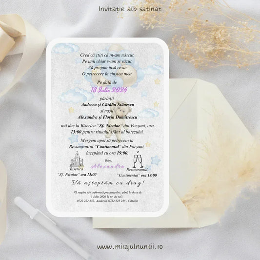 Invitație de botez cod Magnific B.9-20009 pe carton alb satinat, cu fundal gri texturat, nori bleu, steluțe și ursuleț cu baloane în spatele textului.
