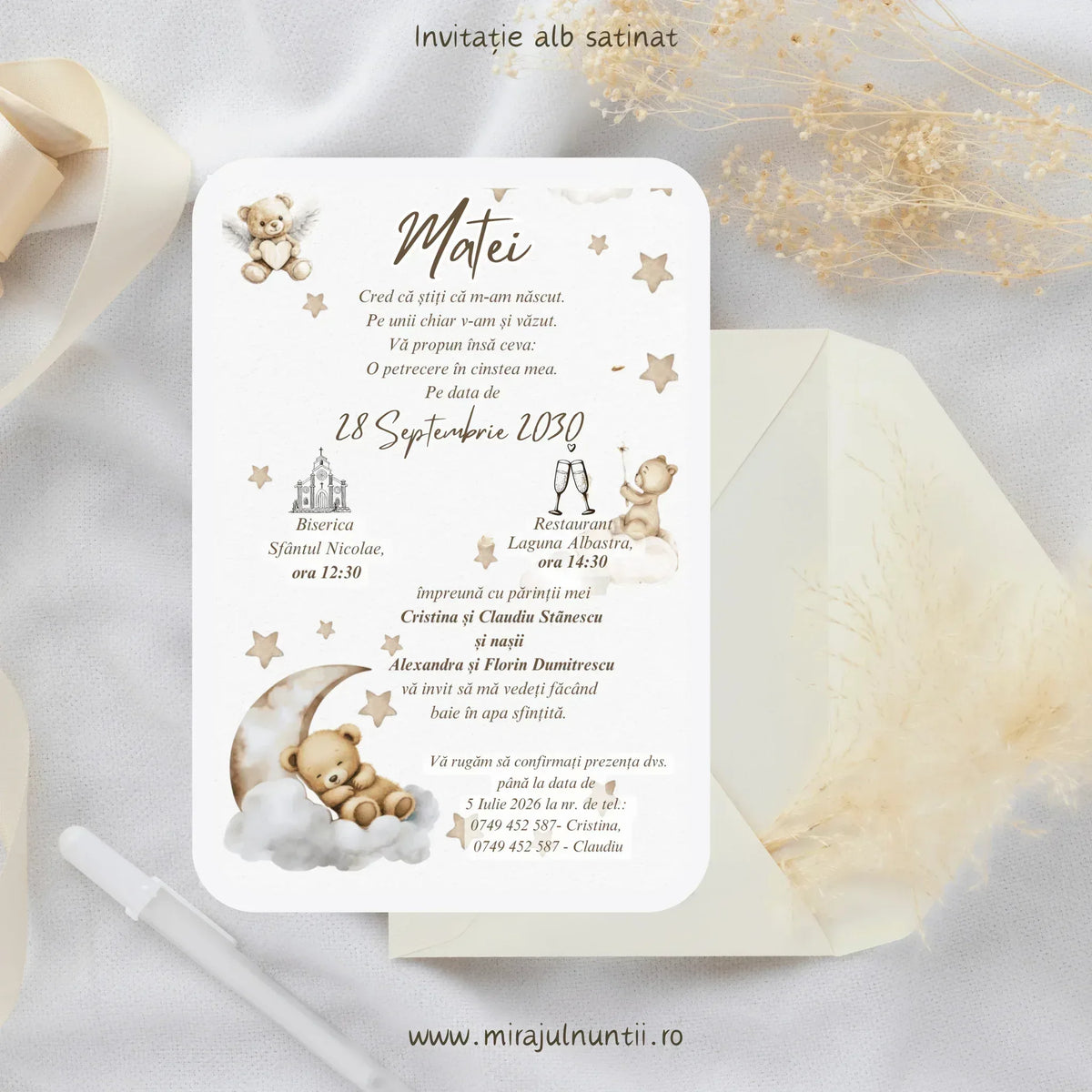 Invitație de botez cod Magnific B.22-20022 pe carton alb satinat, cu ursuleț care doarme pe semilună, nori și steluțe bej.
