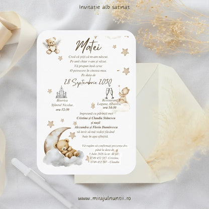 Invitație de botez cod Magnific B.22-20022 pe carton alb satinat, cu ursuleț care doarme pe semilună, nori și steluțe bej.
