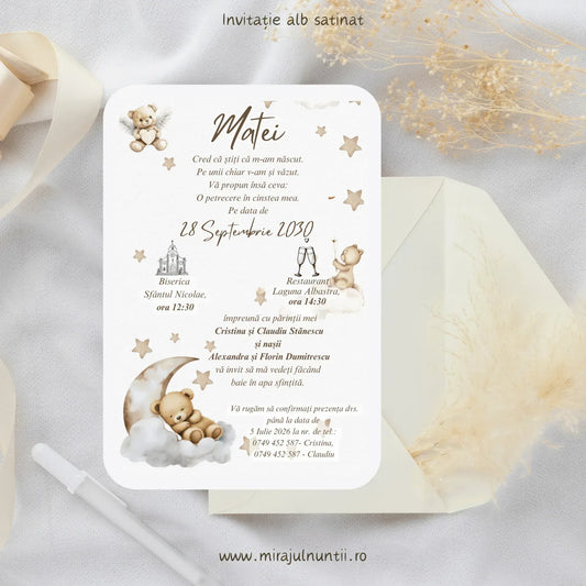 Invitație de botez cod Magnific B.22-20022 pe carton alb satinat, cu ursuleț care doarme pe semilună, nori și steluțe bej.