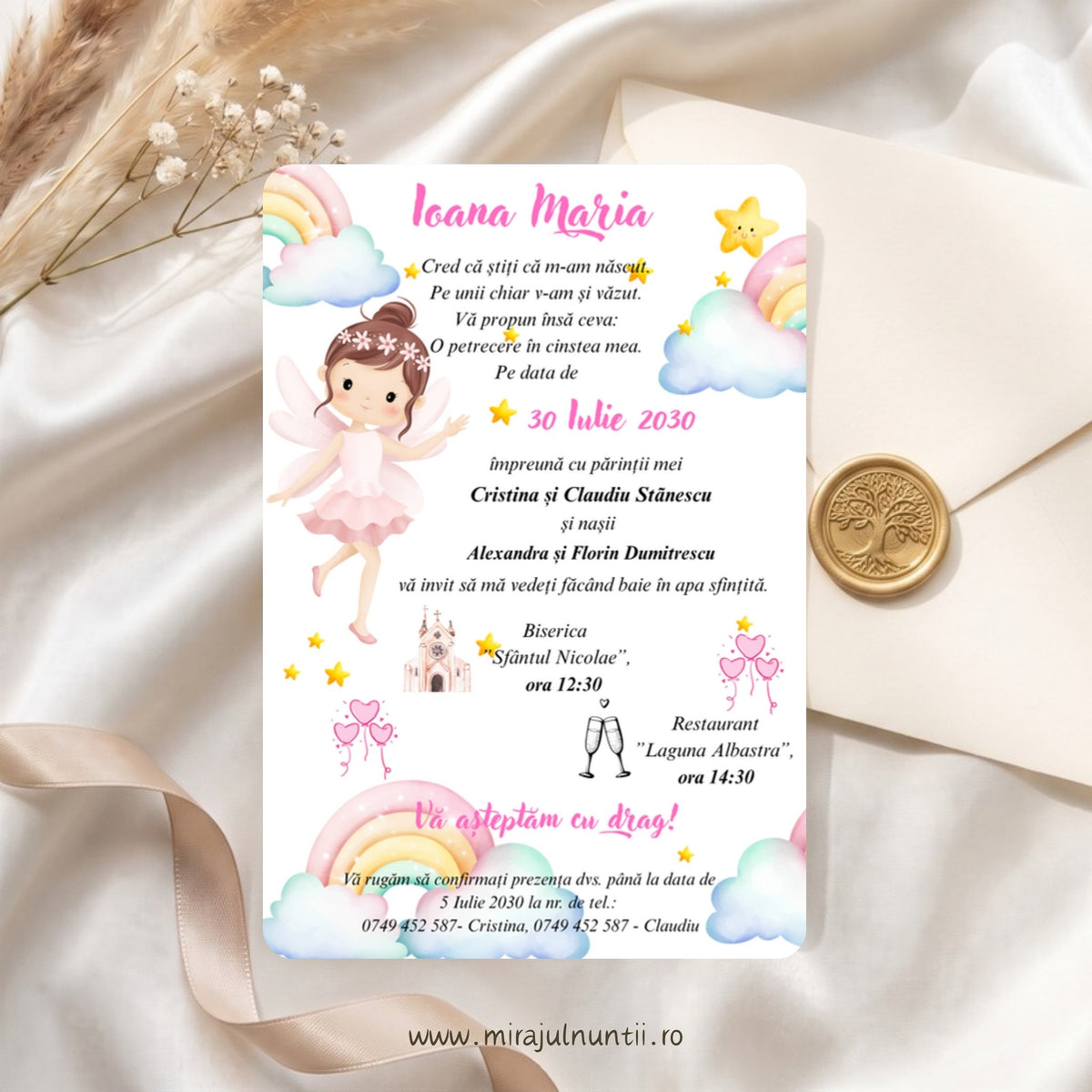 Invitație de botez cod Magnific B.14-20014 cu zână balerină în rochiță roz, curcubeie pastel pe nori, steluțe și baloane-inimioare, numele Ioana Maria scris caligrafic cu roz, pe un plic crem cu sigiliu auriu
