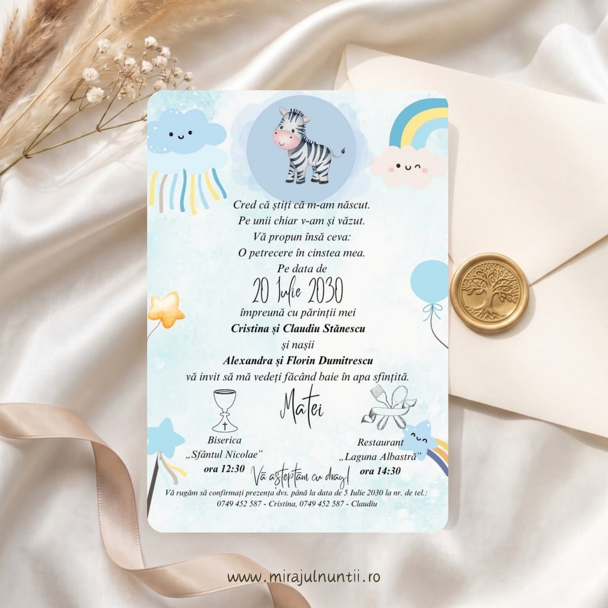 Invitație de botez B.1-20001 cu puiul de zebră în cercul bleu, curcubeu, nori zâmbitori, balon și steluțe pe fundal acuarelă bleu pastel, cu numele Matei scris caligrafic