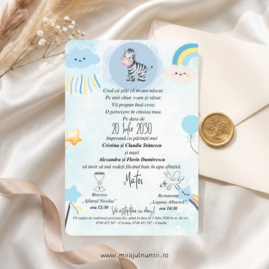 Invitație de botez B.1-20001 cu puiul de zebră în cercul bleu, curcubeu, nori zâmbitori, balon și steluțe pe fundal acuarelă bleu pastel, cu numele Matei scris caligrafic