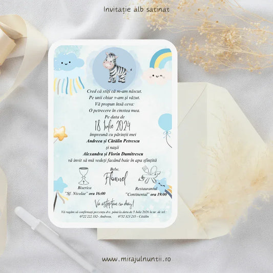 Invitație de botez cod Magnific B.1-20001 pe carton alb satinat, cu pui de zebră, curcubeu, nori zâmbitori și fundal bleu pastel.