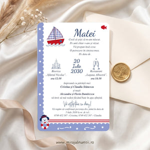 Invitație de botez tipărită cu bărcuță cu pânze în carouri bleu, pește roșu și cățeluș marinar cu colac, bandă bleu cu stele și dungi roșii, numele Matei și textul invitației, pe satin alb lângă un plic crem cu sigiliu auriu