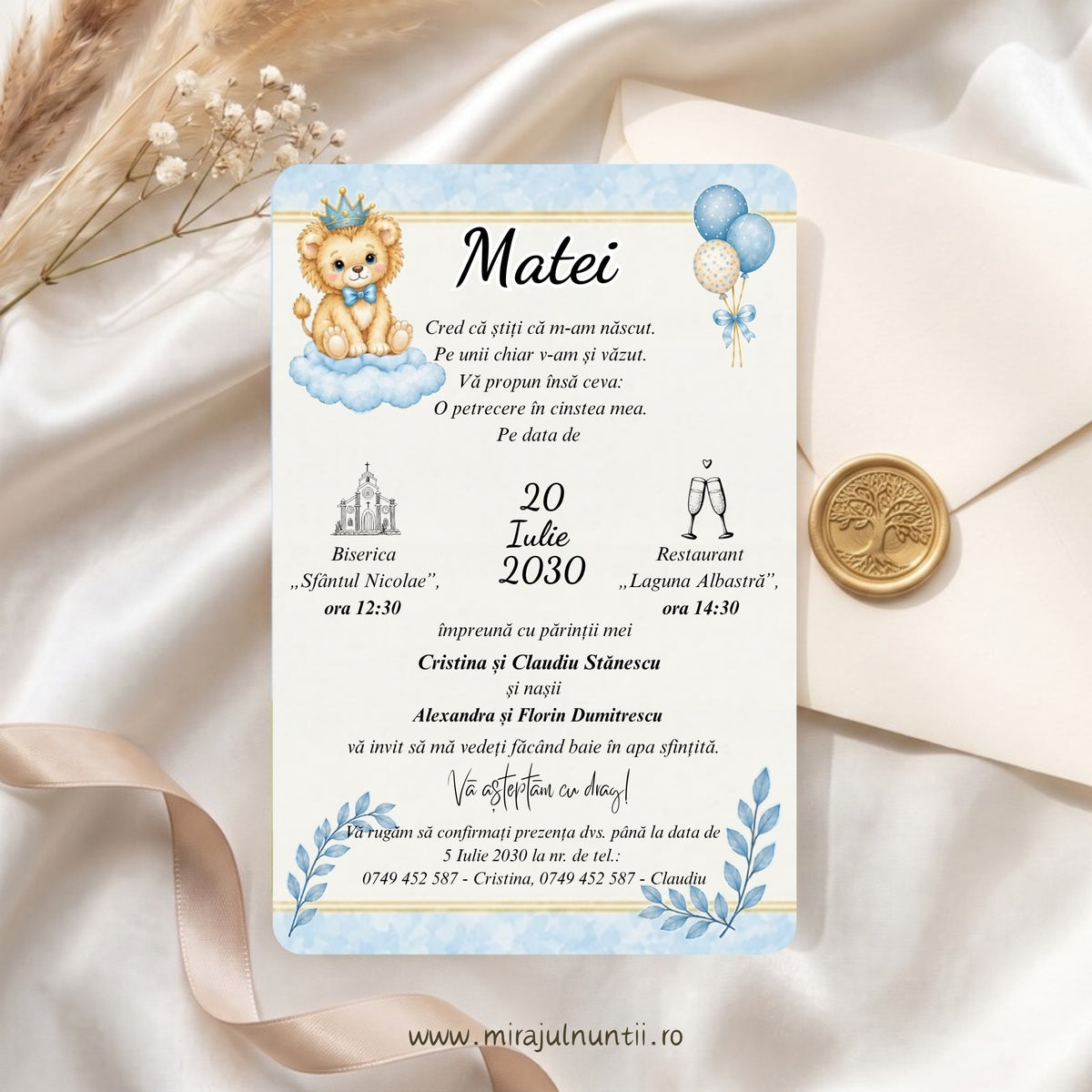 Invitație de botez B.38 cu leuț încoronat și baloane bleu: numele Matei, poezia, data 20 Iulie 2030 între biserică și restaurant, părinții, nașii și confirmarea, pe fond crem cu chenar bleu și linii aurii, lângă un plic crem cu sigiliu din ceară