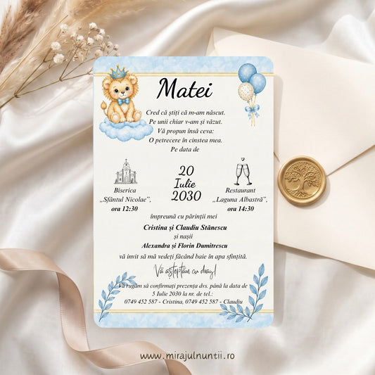 Invitație de botez B.38 cu leuț încoronat și baloane bleu: numele Matei, poezia, data 20 Iulie 2030 între biserică și restaurant, părinții, nașii și confirmarea, pe fond crem cu chenar bleu și linii aurii, lângă un plic crem cu sigiliu din ceară