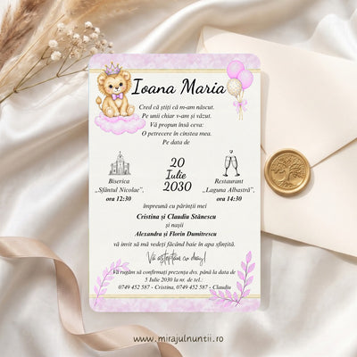 Invitație de botez B.39: numele Ioana Maria, poezia, data 20 Iulie 2030 între biserică și restaurant, leuț cu coroniță pe un nor roz și baloane roz, pe fond crem cu margini roz și linii aurii