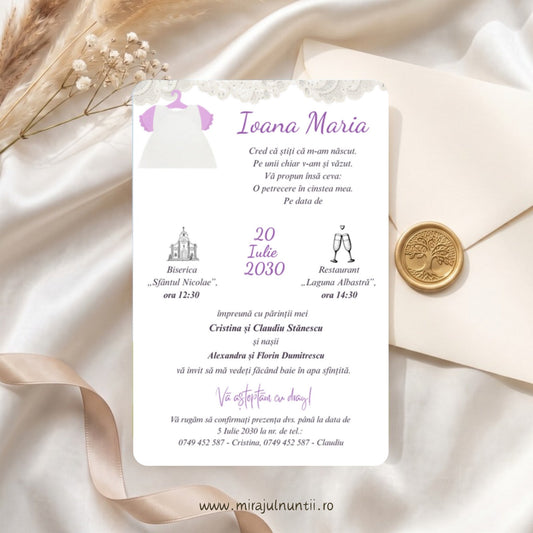 Invitație de botez B. 7608 tipărită, cu bandă de dantelă albă sus și rochiță albă de botez cu mânecuțe roz-lila pe umeraș, numele Ioana Maria și data scrise cu lila, lângă un plic crem cu sigiliu auriu