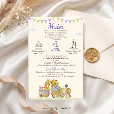 Invitație de botez tipărită cu trenuleț pastel cu iepuraș, girafă și ursuleț pe șină, ghirlandă de stegulețe pastel și numele Matei, fond crem, cod B. 15322