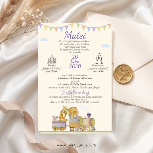 Invitație de botez tipărită cu trenuleț pastel cu iepuraș, girafă și ursuleț pe șină, ghirlandă de stegulețe pastel și numele Matei, fond crem, cod B. 15322