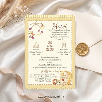 Invitație de botez tipărită cu carusel de pătuț în stânga sus și ursuleț cu inimioară și minge în dreapta jos, ramă crem cu dungi festonate și linie punctată maro, numele Matei și data 20 Iulie 2030, cod B. 7114