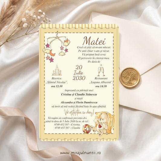 Invitație de botez tipărită cu carusel de pătuț în stânga sus și ursuleț cu inimioară și minge în dreapta jos, ramă crem cu dungi festonate și linie punctată maro, numele Matei și data 20 Iulie 2030, cod B. 7114